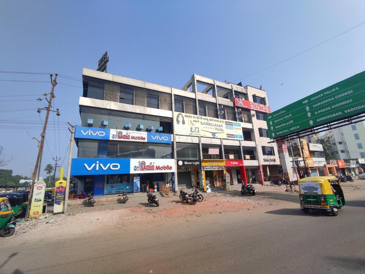 Hotel Newyork Inn Anand Ngoại thất bức ảnh